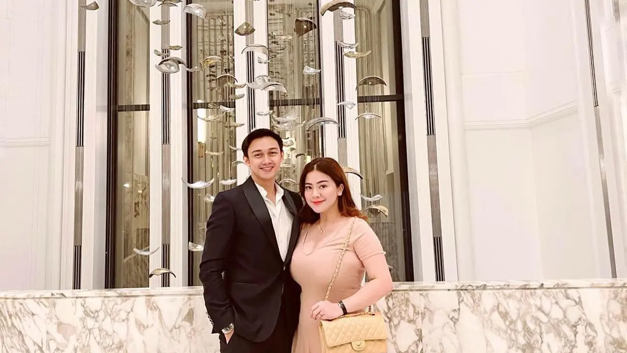 Anniversary Pertama, Ini 6 Momen Dinner Romantis Felicya Angelista dan Caesar Hito