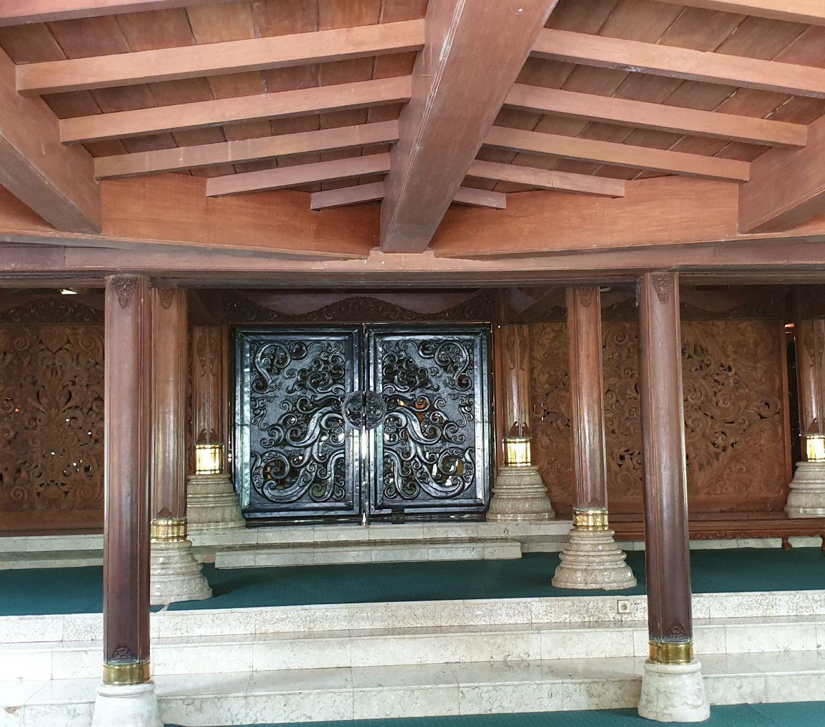 Sukirno menegaskan, jika tidak pernah ada ritual khusus di makam keluarga Soeharto. Hanya dilakukan peringatan saat hari lahir atau hari wafat. Baik untuk Soeharto maupun Siti Hartinah. Itupun hanya dilakukan oleh keluarga dan karyawan hotel milik keluarg