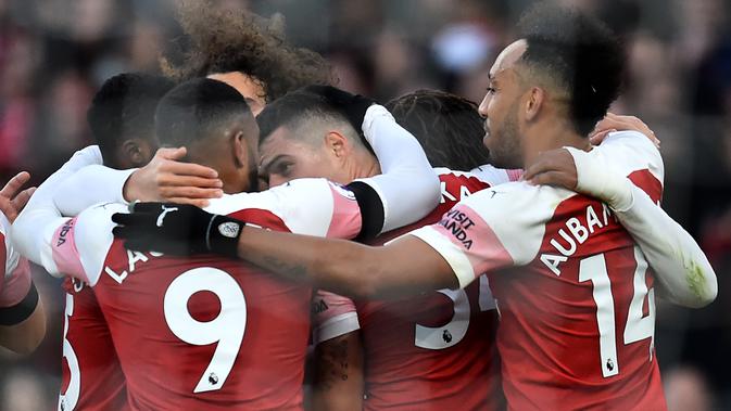 Pemain Arsenal merayakan gol Granit Xhaka pada laga Liga Inggris melawan Fulham di Emirates Stadium, Selasa (1/1/2019). (AFP/Glyn Kirk)