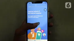 Warga menunjukkan aplikasi SatuSehat Mobile di Jakarta, Rabu (1/3/2023). Saat pertama kali masuk, pengguna akan diminta untuk login menggunakan nomor HP atau email, untuk kemudian mendapatkan kode OTP. (Liputan6.com/Herman Zakharia)