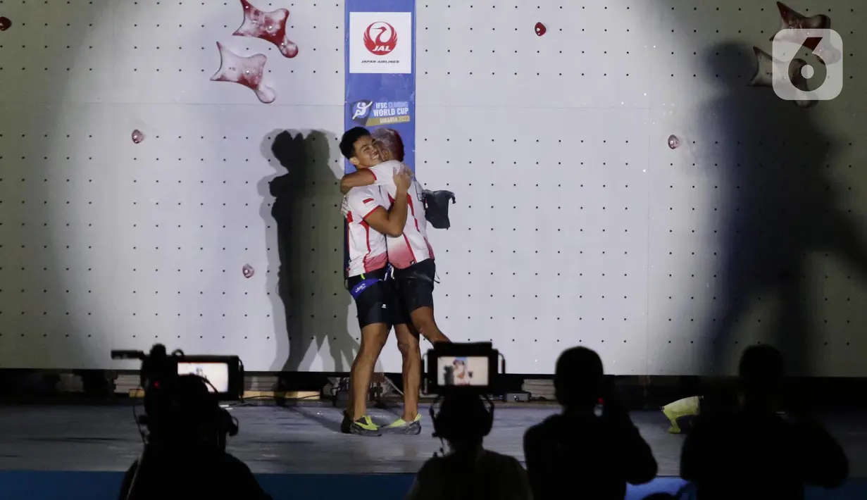 Atlet Panjat Tebing Putra Indonesia, Aspar (kanan) memeluk rekan setimnya, Kiromal Katibin merayakan kemenangan di Babak Final Kejuaraan Panjat Tebing Dunia IFSC 2022 di Jakarta, Sabtu (24/9/2022). Aspar menempati posisi utama dengan catatan waktu 5,39 detik. (Liputan6.com/Helmi Fithriansyah)