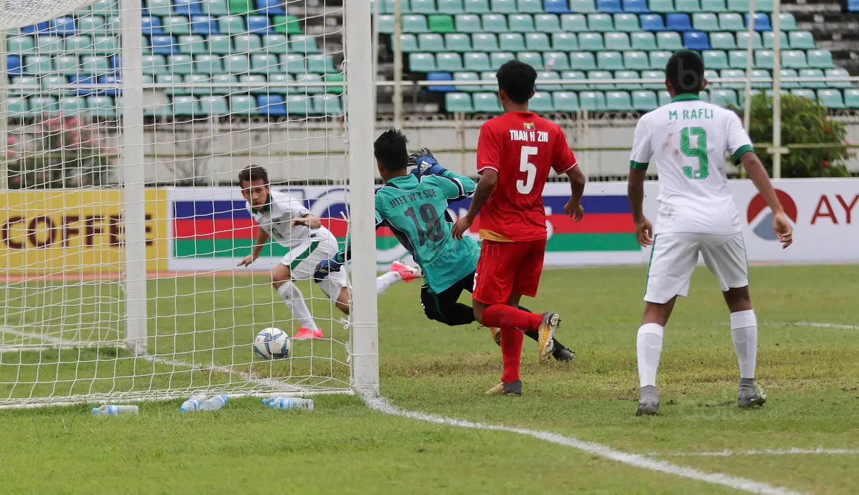 Pemain Timnas Indonesia U-19, Egy Maulana Vikri, saat pertandingan melawan Myanmar pada laga Piala AFF U-18 di Stadion Thuwunna, Minggu, (17/9/2017). Egy Maulana menjadi top skorer Piala AFF U-18 dengan delapan gol. (Liputan6.com/Yoppy Renato)