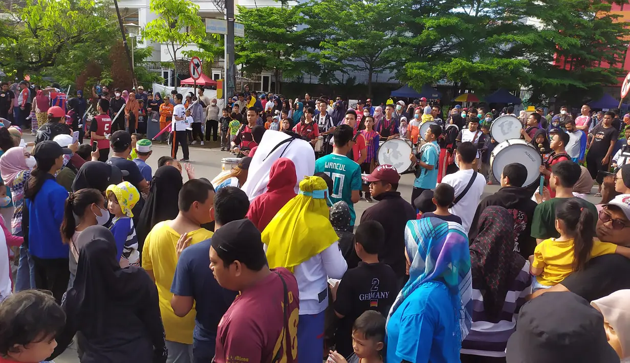 Car Free Day pada Minggu (6/11/2022) menjadi lebih spesial bagi warga Makassar dengan kehadiran La'eeb Sang Maskot Piala Dunia 2022 Qatar. Sambil menunggu kehadiran La'eeb, para warga disuguhi atraksi Marching Band lokal. (Procomm Surya Citra Media)