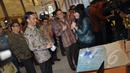 Presiden Joko Widodo melihat stand pameran usai peresmian di JCC), Jakarta, Kamis (12/3/2015).  Gerakan Wirausaha Nasional 2015 diikuti oleh ratusan wirausaha muda dan ribuan mahasiswa sebagai calon wirausaha. Liputan6.com/Faizal Fanani)