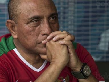 Ketum PSSI, Edy Rahmayadi, tampak tegang saat nobar Timnas Indonesia U-19 melawan Brunei di Stadion Atang Sutresna, Jakarta Timur, Selasa (12/9/2017). Nobar dilakukan sebelum acara pelepasan Timnas U-16. (Bola.com/Vitalis Yogi Trisna)