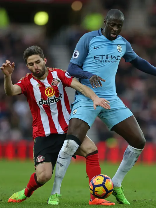 Gelandang Manchester City, Yaya Toure berusaha mengontrol bola dari kawalan penyerang Sunderland, Fabio Borini pada lanjutan Liga Premier Inggris di Stadion Light, Sunderland, (5/3). City menang atas Sunderland dengan skor 2-0. (AFP Photo / Scott Heppell)