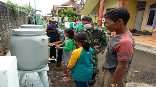 Saat Prajurit TNI AL Cegah Covid-19 di Kawasan Pesisir Cirebon