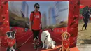 Para peserta Purina Alpo Dog Run 2015 berpose dengan anjing peliharaan mereka di Lapangan Parkir Timur Senayan, Jakarta, Minggu (24/5/2015). Acara tersebut dimanfaatkan para pemilik anjing untuk berbagi informasi. (Liputan6.com/Herman Zakharia)