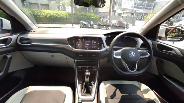 VW T-Cross memiliki tata letak dashboard modern dengan beberapa aksen menarik (Arief A/Liputan6.com)