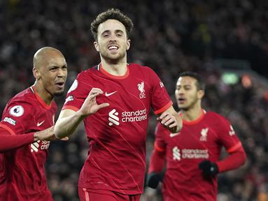 Diogo Jota (tengah) menjadi pahlawan kemenangan Liverpool atas tamunya, Leicester City pada laga pekan ke-23 Liga Inggris 2021/2022, Jumat (11/2/2022) dini hari WIB. Hasil tersebut membuat The Reds semakin memperkecil selisih poin mereka dengan sang pemuncak klasemen, Manchester City. (AP/Jon Super)