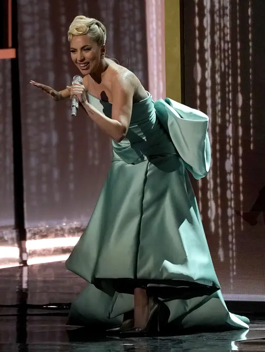 Lady Gaga melakukan medley saat tampil pada ajang Grammy Awards 2022 di MGM Grand Garden Arena, Las Vegas, Amerika Serikat, 3 April 2022. Lady Gaga mengenakan gaun rancangan desainer asal Lebanon, Elie Saab. (AP Photo/Chris Pizzello)
