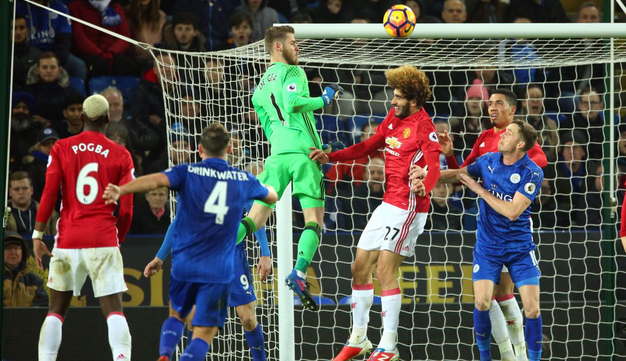 Kiper Manchester United, David De Gea dan rekannya, Marouane Fellaini  berusaha membuang bola dari kejaran para pemain Leicester City pada lanjutan Premier League pekan ke-24 di King Power Stadium, Leicester, (5/2/2017).  MU menang 3-0. (EPA/Tim Keeton)