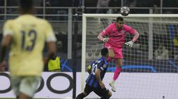 Penjaga gawang FC Porto, Diogo Costa (kanan) menghalau bola diudara dari jangkauan pemain Inter Milan, Lautaro Martinez dalam pertandingan leg pertama babak 16 besar Liga Champions 2022/2023 yang berlangsung di San Siro, Milan, Kamis (23/2/2023) WIB. (AP Photo/Luca Bruno)