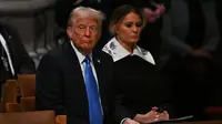 Gambar Orang Berciuman di Busana Hitam Melania Trump Saat Pemakaman Jimmy Carter