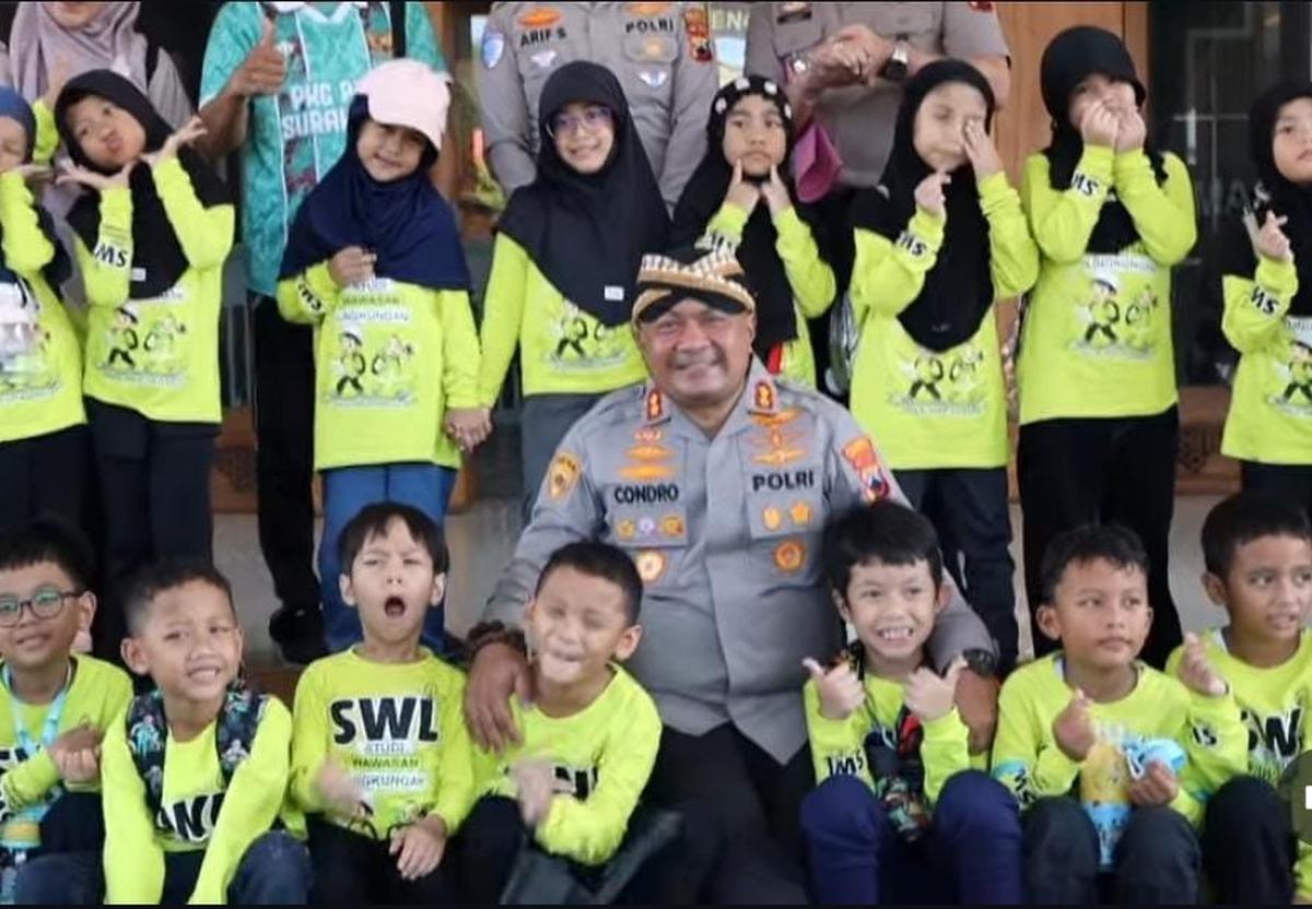 Kapolresta surakarta akbp condro sasongko temui murid tk di polresta surakarta. (merdeka.com/arie sunaryo).