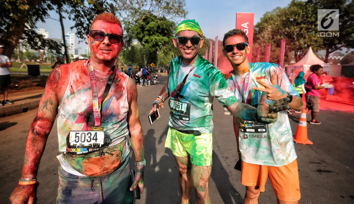 Warga mancanegara mengikuti lari santai The Color Run di kawasan komplek Gelora Bung Karno, Jakarta, Minggu (16/9). Sebanyak 13.000 peserta mengikuti The Color Run. (Liputan6.com/Faizal Fanani)