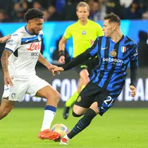 Gelandang Atalanta asal Brasil, Ederson, dijaga oleh gelandang Inter Milan asal Armenia, Henrikh Mkhitaryan, dan gelandang Inter Milan asal Albania, Kristjan Asllani selama pertandingan sepak bola semifinal Piala Super Italia antara Inter Milan dan Atalanta di Taman Al-Awwal di Riyadh pada 2 Januari 2025.Fayez NURELDINE / AFP