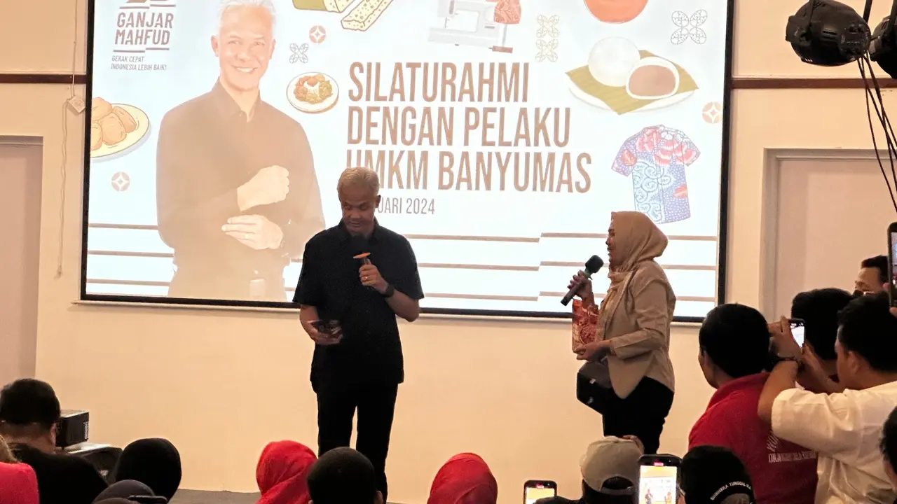 Calon presiden (capres) nomor urut tiga Ganjar Pranowo saat bertemu dengan para pelaku Usaha Mikro Kecil Menengah (UMKM) Banyumas di Hetero Space, Banyumas, Jawa Tengah.