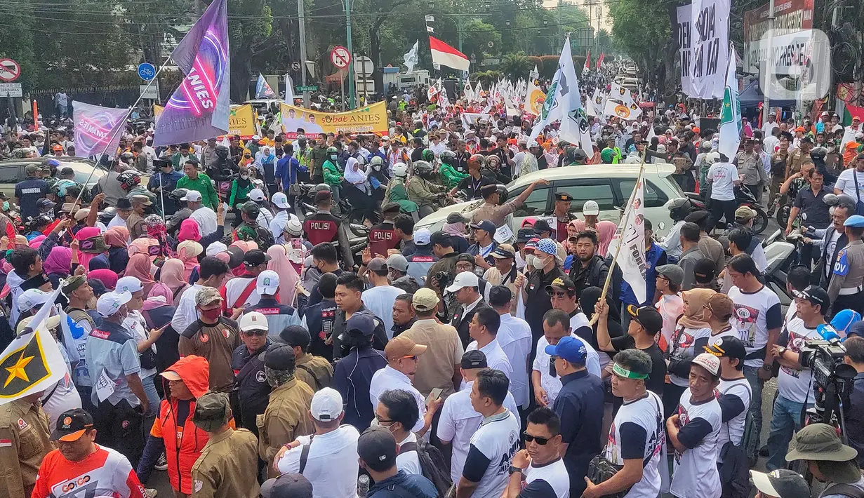 <p>Para massa mulai berdatangan dengan menumpangi bus dan kendaraan pribadi lalu mengibarkan bendera partai koalisi seperti, Nasdem, PKS, dan PKB. (Liputan6.com/Angga Yuniar)</p>