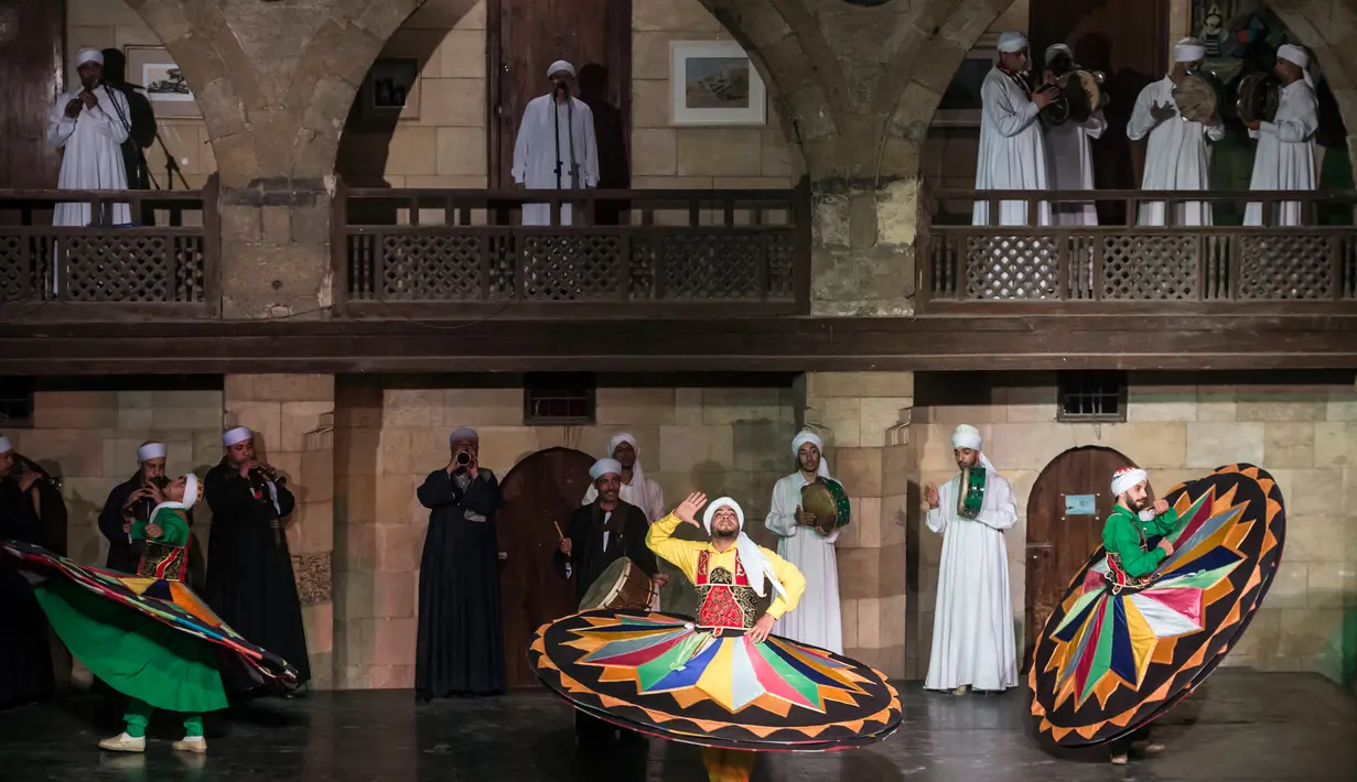 Penari mesir melakukan gerakan tari Tanoura selama bulan Ramadan di istana budaya El-Ghuri, Kairo, 22 Mei 2018. Tanoura memiliki arti rok, ditarikan dengan gerakan tarian berputar-putar dengan roknya yang lebar dan berwarna-warni. (AFP/KHALED DESOUKI)