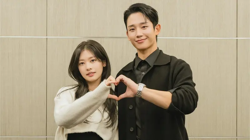 Jung So Min dan Jung Hae In dalam reading drakor Love Next Door. (tvN via Soompi)