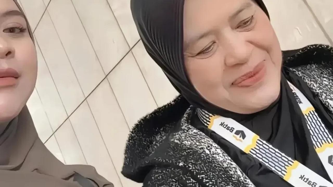 Cewek Ini Curhat Berangkat Umroh Sekeluarga, Tak Disangka Ibu Wafat