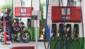 Pengendara mengisi BBM di SPBU Jakarta, Minggu (10/2). Hari ini BBM kembali diturunkan Pertamina adapun penurunan harga BBM ini, untuk wilayah Jabodetabek, harga Pertamax Turbo diturunkan dari Rp 12.000 jadi Rp 11.200 per liter.(Liputan6.com/AnggaYuniar)