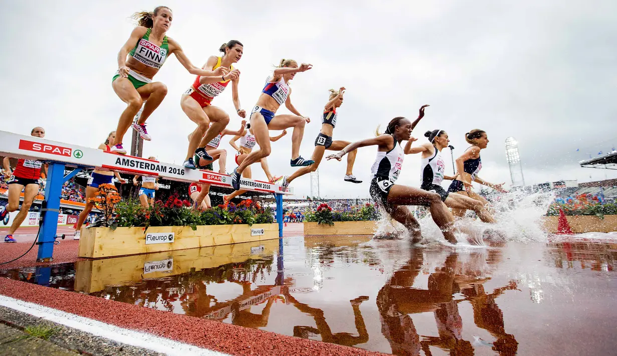 Atlet lari kategori wanita 3000m kualifikasi halang rintang beradu cepat pada ajang European Athletics Championships di Stadion Olympic, Amsterdam, (8/7/2016). (AFP/ANP/Koen van Weel)