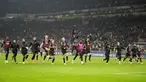 Para pemain AC Milan merayakan kemenangan atas FC Salzburg pada pertandingan lanjutan Grup E Liga Champions di stadion San Siro di Milan, Italia, Kamis (3/11/2022). Milan menang atas Salzburg 4-0.  (AP Photo/Luca Bruno)