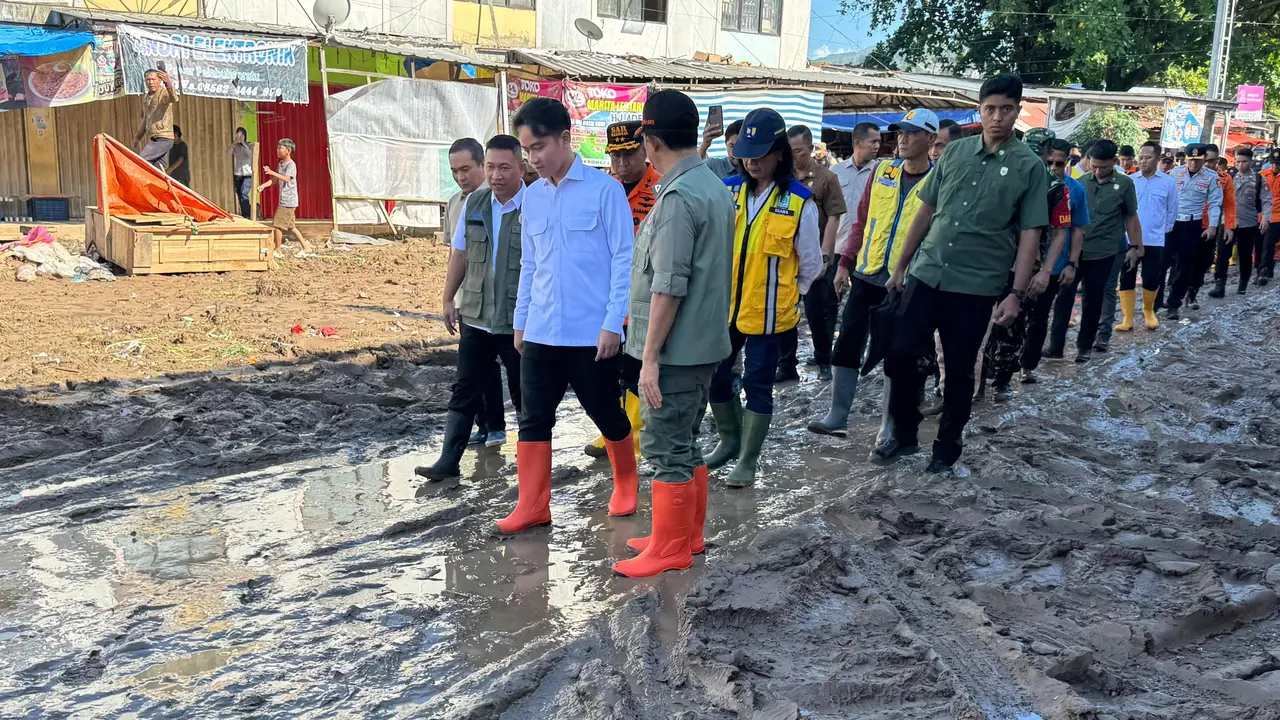 Gibran Tinjau Banjir di Sukabumi