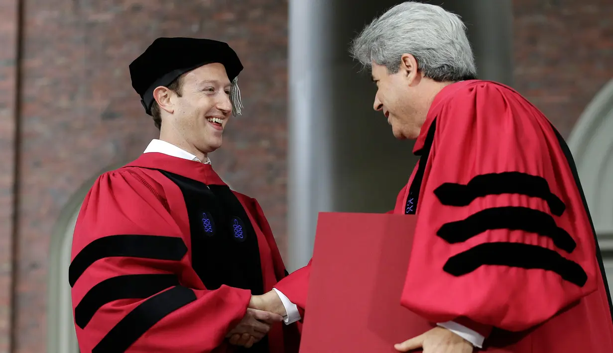 Pendiri Facebook, Mark Zuckerberg menerima gelar Doktor kehormatan Bidang Hukum dari Wakil Presiden dan Sekretaris Harvard University, Marc Goodheart dalam pembukaan penyambutan angkatan 2017 di Universitas Harvard, Kamis (25/5). (AP Photo/Steven Senne)