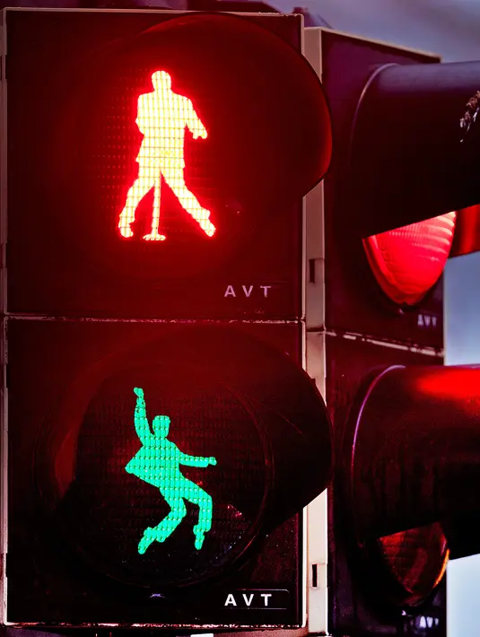 Lampu lalu lintas bergambar siluet Elvis Presley di Friedberg, Jerman pada 7 Desember 2018. Lampu merah modifikasi ini sudah mendapat persetujuan departemen kepolisian dan menghabiskan anggaran sekitar EUR 900 (Rp 14,8 juta). (AP/Michael Probst)