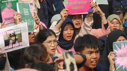 Dalam aksinya, mereka menyerukan pemenuhan 17 tuntutan rakyat dan 8 agenda reformasi nasional (17+8). (merdeka.com/Arie Basuki)