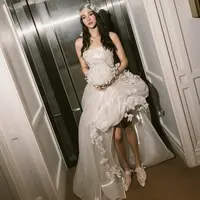 Tampil dalam balutan gaun putih gading dari koleksi “ELUNÉ,” penampilannya langsung mencuri perhatian lewat perpaduan estetika romantis dan struktur desain yang kontemporer. [@anyageraldine].