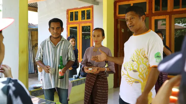 [Fimela] Panen Madu Hutan Flores