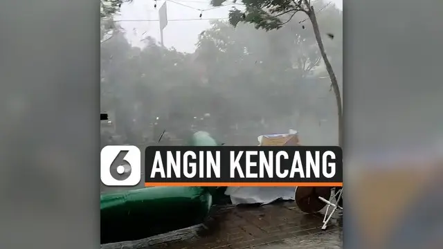 Hujang dan angin kencang melanda Kabupaten Ngawi. Selain merusak perkantoran, menumbangkan pepohonan. Seorang warga terluka tertimpa pohon.