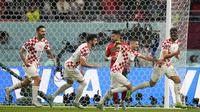 Selebrasi pemain Kroasia setelah Josko Gvardiol (kanan) mencetak gol ke gawang Maroko dalam pertandingan perebutan tempat ketiga di Piala Dunia 2022 yang berlangsung di Khalifa International Stadium, Doha, Sabtu (17/12/2022). (AP Photo/Andre Penner)