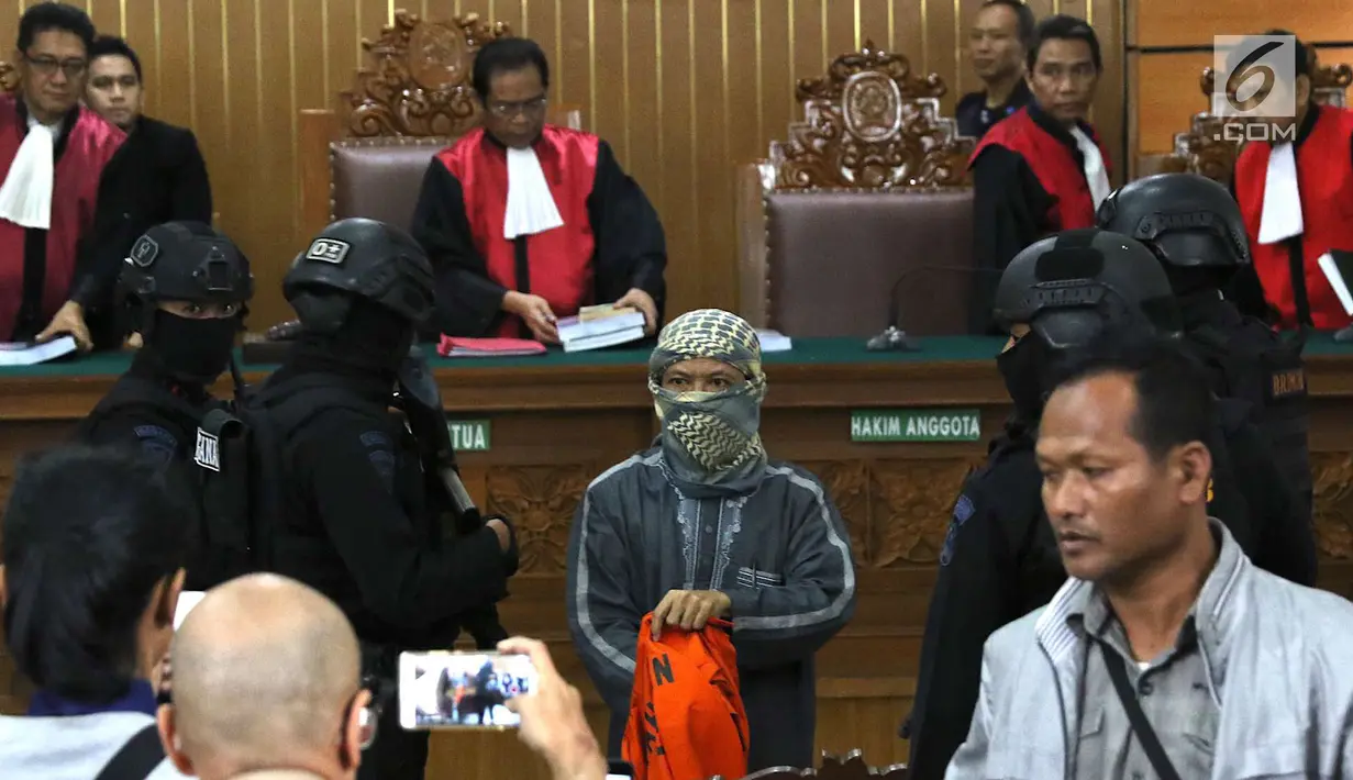 Terdakwa kasus bom Thamrin, Aman Abdurrahman mengenakan baju tahanan seusai sidang lanjutan di Pengadilan Negeri Jakarta Selatan, Jumat (25/5). Agenda sidang adalah pembacaan nota atau pledoi pembelaan Aman Abdurrahman. (Liputan6.com/Immanuel Antonius)