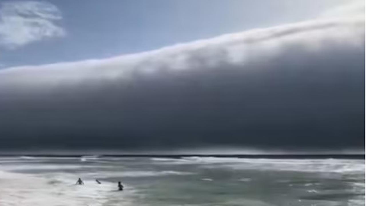 VIDEO Viral Awan Gulung Langka Terlihat di Pantai Portugal, Membentang Sejauh Hampir 150 Kilometer