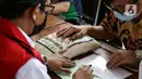 Umat muslim membayar zakat fitrah kepada amil zakat di Masjid Istiqlal, Jakarta, Jumat (7/5/2021). Panitia Zakat Masjid Istiqlal mulai membuka layanan pembayaran zakat fitrah dengan pembayaran senilai Rp 50 ribu atau 3,5 liter beras. (Liputan6.com/Faizal Fanani)