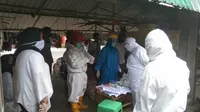 Tenaga medis melakukan rapid test massal di Pasar Pekkabata, Kabupaten Polman (Liputan6.com/Abdul Rajab Umar)
