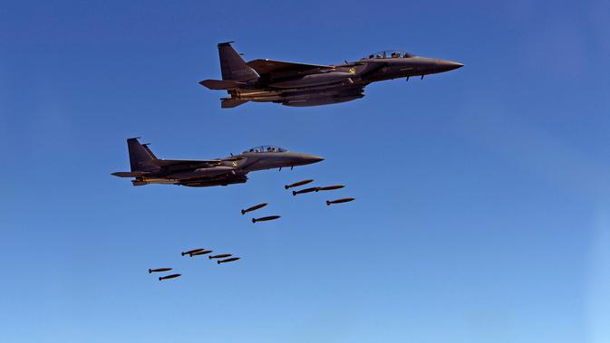Jet tempur F-15 Korea Selatan menjatuhkan bom di atas Semenanjung Korea, Korea Selatan (31/8). Terkait latihan udara tersebut, Korea Utara dengan keras menentangnya karena dinilai sebagai persiapan invasi. (South Korea Defense Ministry via AP)