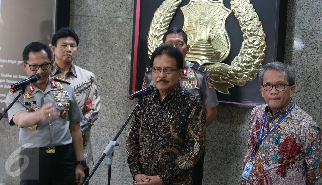 Sofyan Djalil didampingi Kapolri, Tito Karnavian saat memberi keterangan di Mabes Polri, Jakarta, Jumat (17/3). Polri dan Badan Pertanahan Nasional (BPN) meneken nota kesepahaman atau MoU untuk memberantas mafia tanah. (Liputan6.com/Helmi Afandi)