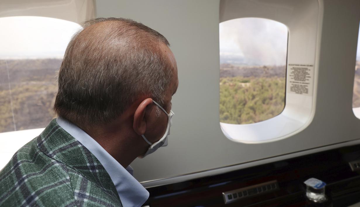 Antalya, Turki, Sabtu (31/7/2021). Korban tewas akibat kebakaran hutan di kota-kota Mediterania Turki naik menjadi enam orang setelah dua pekerja hutan tewas. (Turkish Presidency via AP, Pool)
