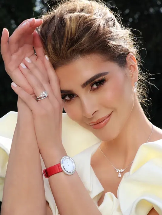 Cincin berdesain dua pita berlian mengelilingi satu berlian yang dipotong khas diamond. Pita yang memesona membingkai batu yang berada di tengah yang melambangkan dua jiwa digabungkan. (Foto: Piaget)