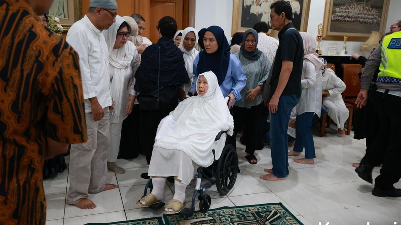 Potret Kedatangan Jenazah Mendiang Titiek Puspa di Rumah Duka, Disambut Isak Tangis Keluarga