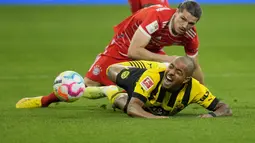 Gelandang bertahan Bayern Munchen, Marcel Sabitzer bahkan harus menjaga dengan ekstra dari pergerakan penyerang Dortmund, Donyell Malen (bawah). (AP Photo/Martin Meissner)