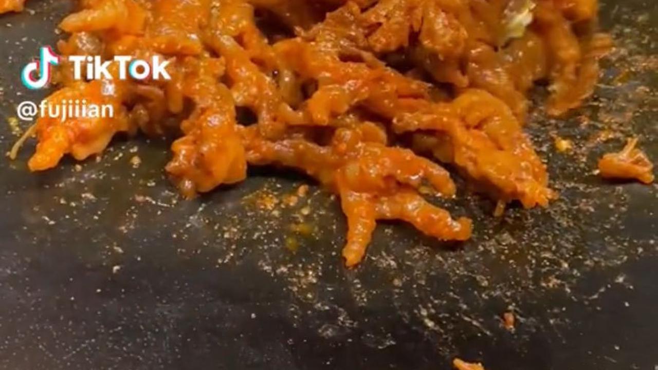 Netizen: Tanggung Jawab Bikin Laper, 8 Foto Fuji Saat Kulineran Street Food di Korea