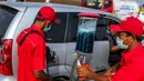 Petugas mengisi bahan bakar minyak (BBM) kendaraan di kios Pertamina tol fungsional (tol darurat) Brebes Timur-Gringsing, Tegal, Jawa Tengah, Jumat (30/6). PT Pertamina menjamin ketersedian BBM untuk arus balik aman. (Liputan6.com/Faizal Fanani)