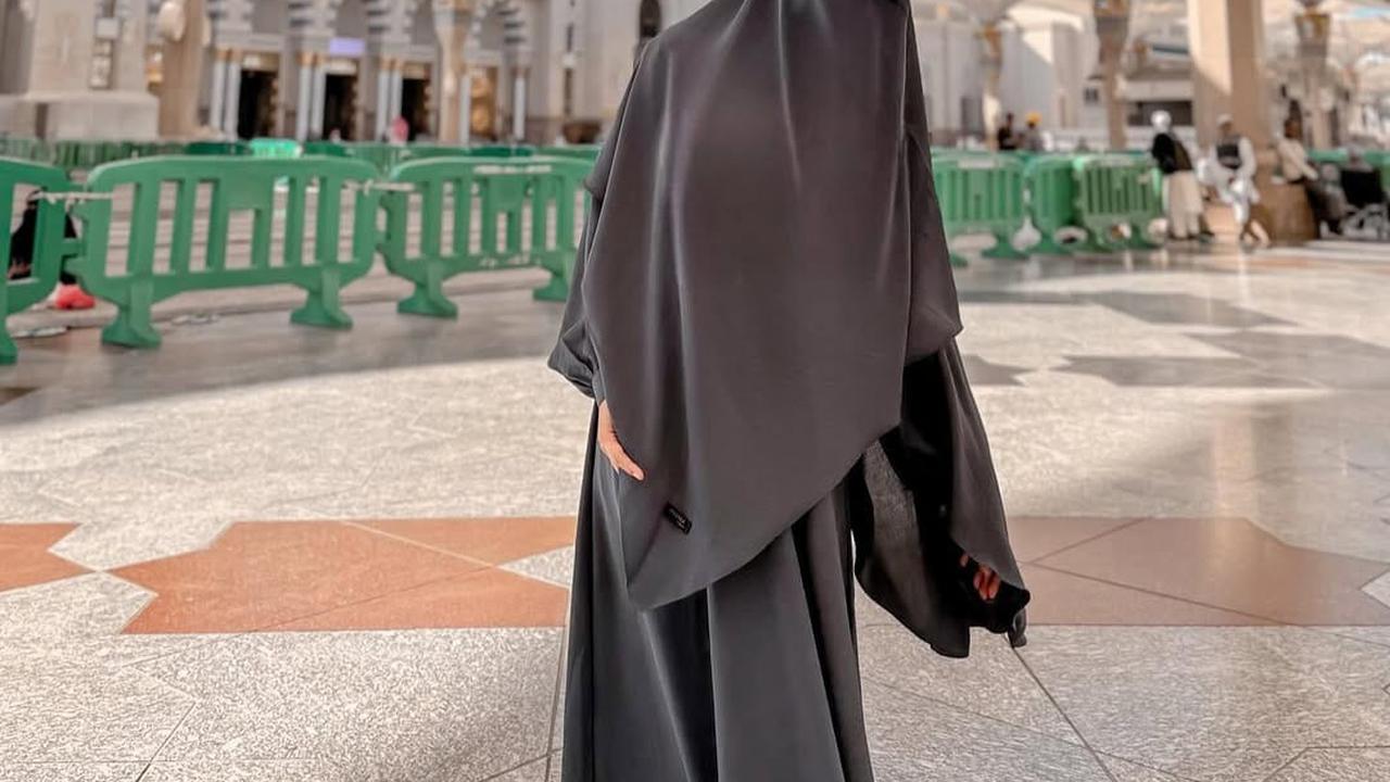 Potret Ria Ricis dengan Outfit Serba Hitam yang Elegan dan Stylish